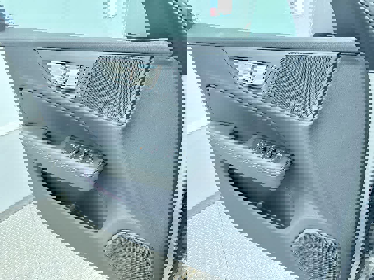 Used 2025 Volvo V60 B5 Cross Country Plus image 31