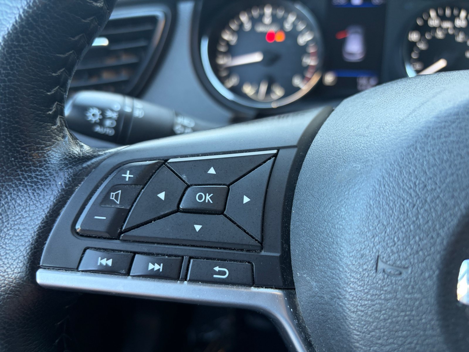 Used 2021 Nissan Rogue Sport SL w/ Premium Package FWD image 18