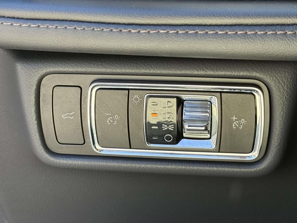 Used 2025 Lincoln Aviator AWD image 25