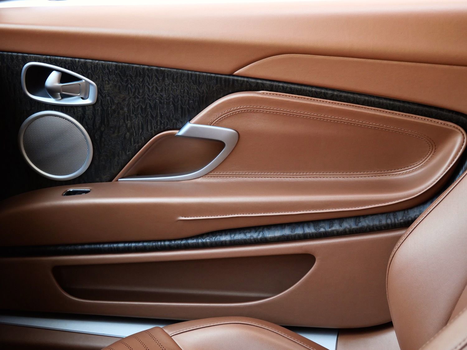 Used 2020 Aston Martin DB11 Coupe image 19