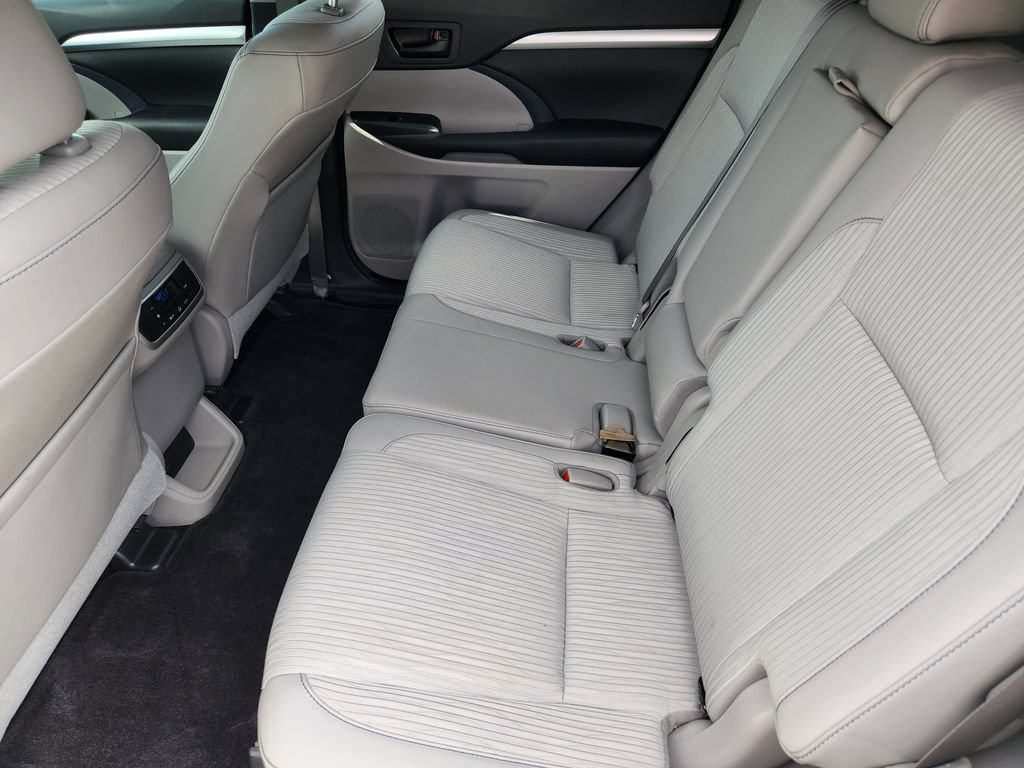 Used 2017 Toyota Highlander Plus FWD image 25
