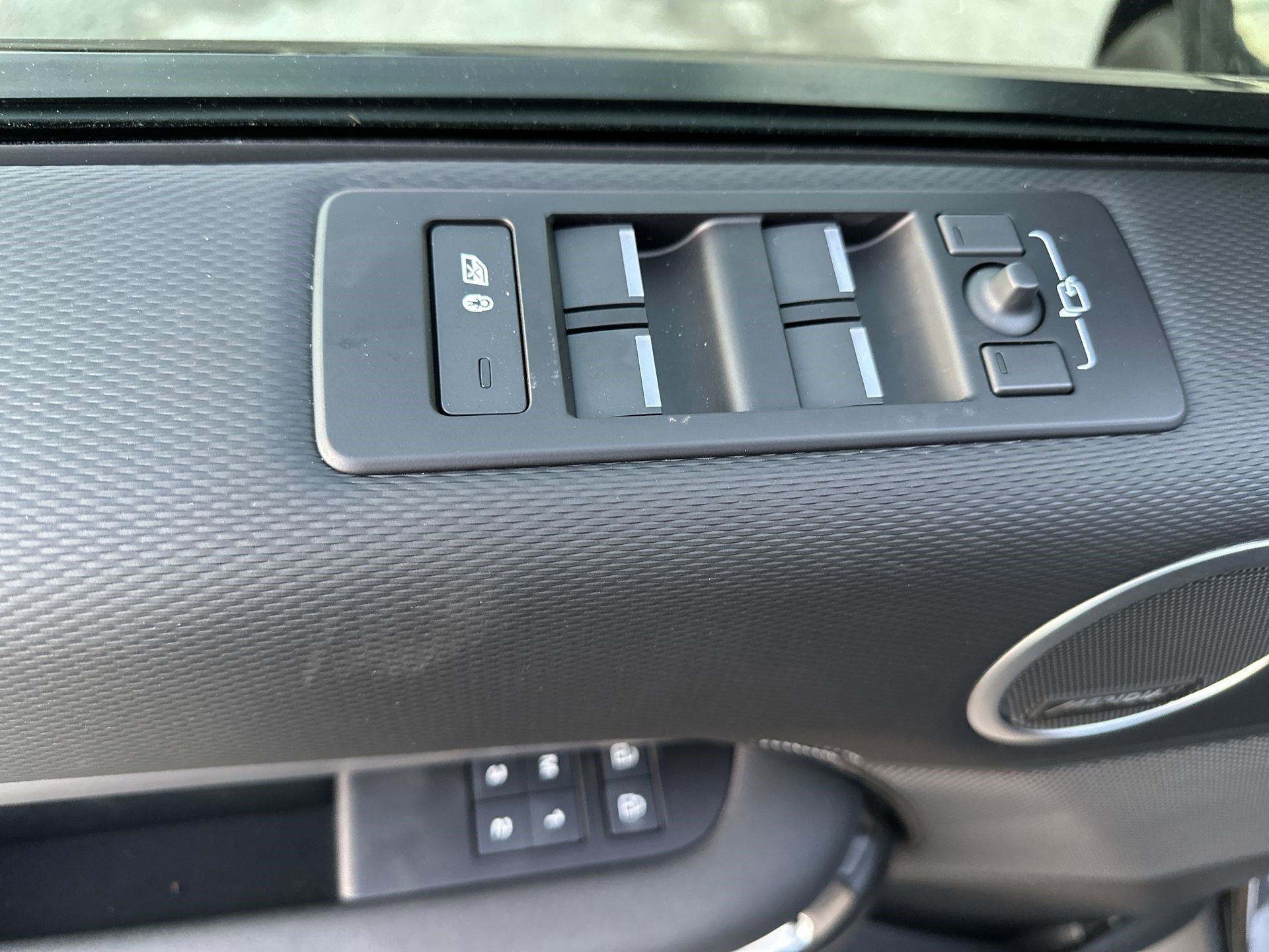 Used 2024 Land Rover Discovery Dynamic SE image 15