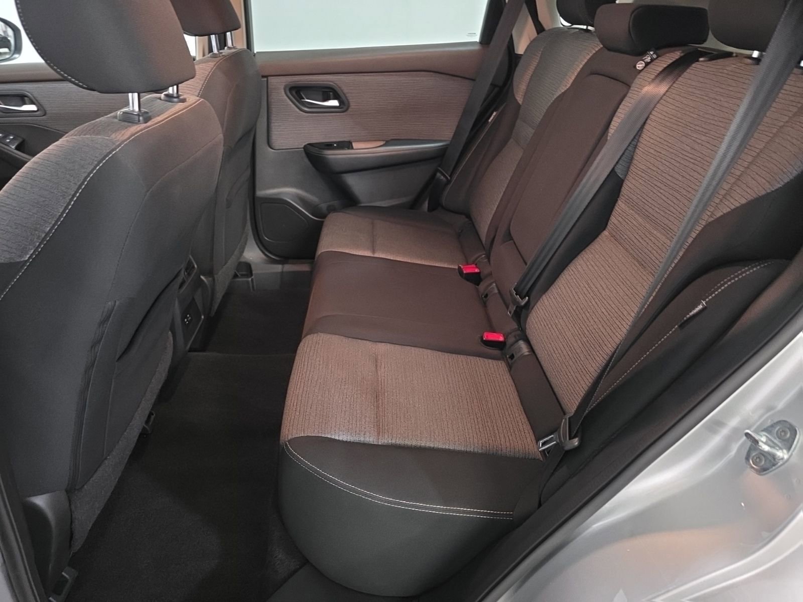 Used 2022 Nissan Rogue SV image 33