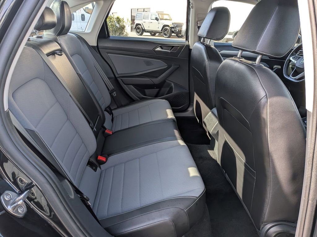 Used 2025 Volkswagen Jetta SE image 30