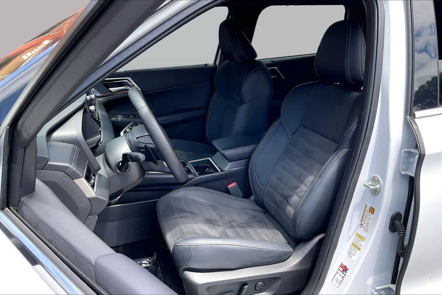 Used 2023 Mitsubishi Outlander SE Black Edition FWD image 24