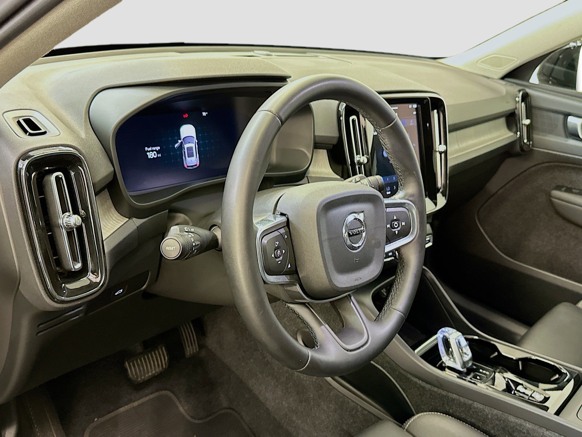 Used 2025 Volvo XC40 B5 Plus image 18