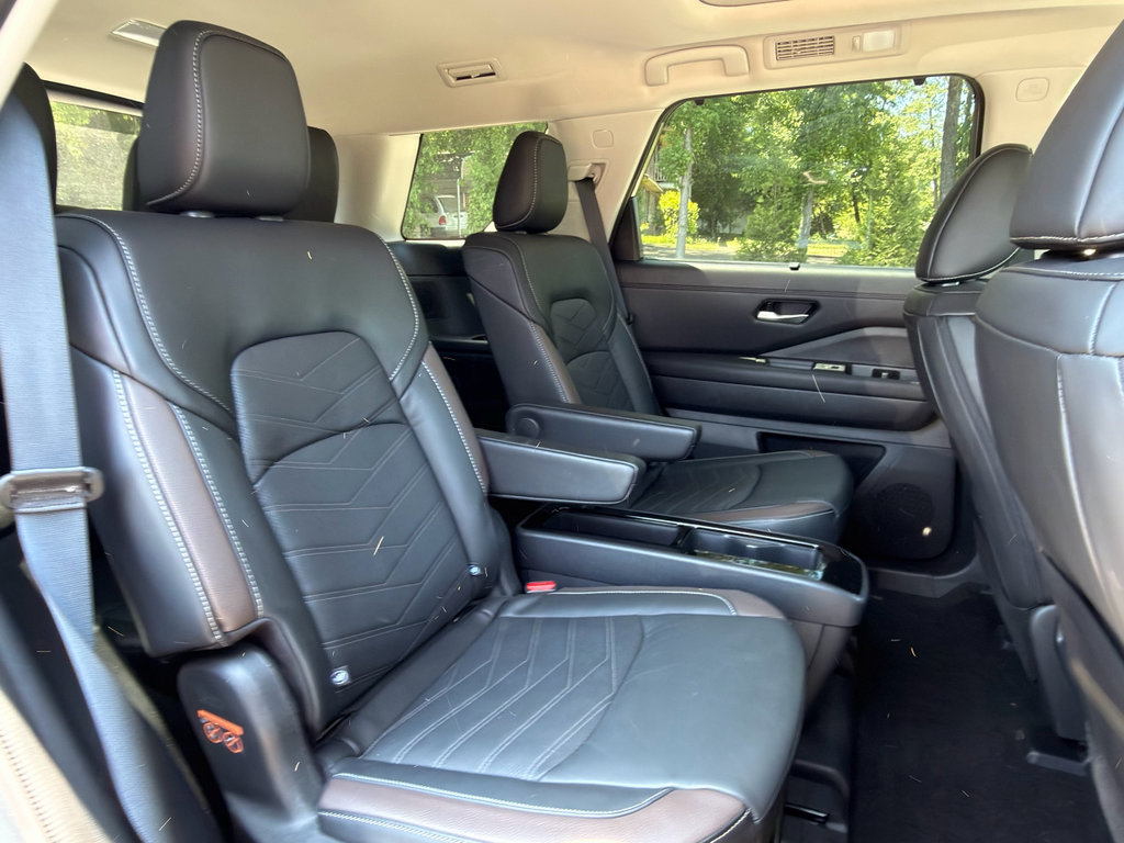 Used 2024 Nissan Pathfinder Platinum AWD/4WD image 18