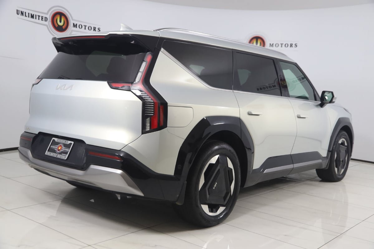 Used 2024 Kia EV9 Land AWD/4WD image 3