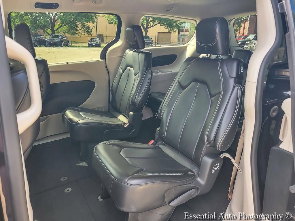 Used 2023 Chrysler Pacifica Touring-L FWD image 17