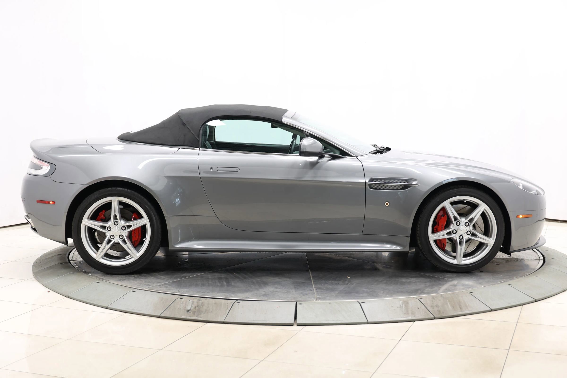 Used 2016 Aston Martin V8 Vantage S image 38