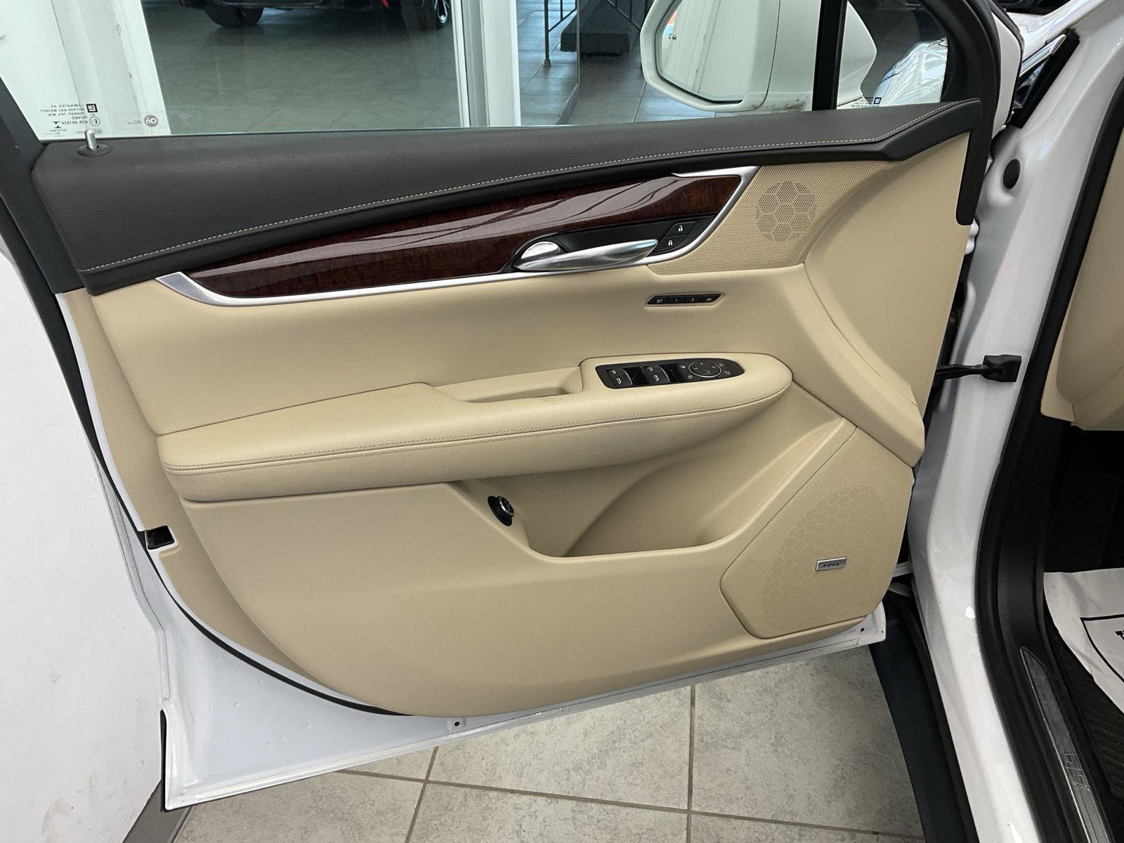 Used 2017 Cadillac XT5 Luxury w/ Driver Awareness Package AWD/4WD image 9