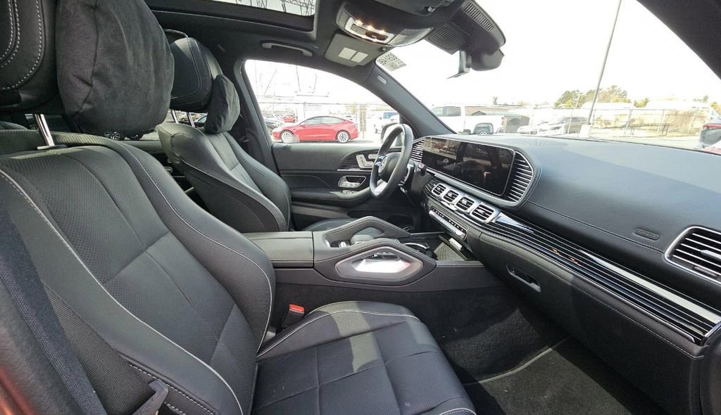 Used 2025 Mercedes-Benz GLS 450 4MATIC image 2