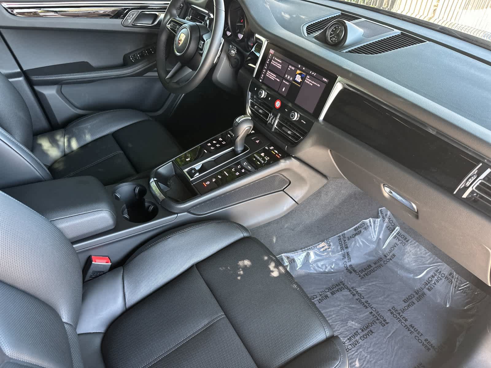 Certified 2025 Porsche Macan AWD/4WD image 17
