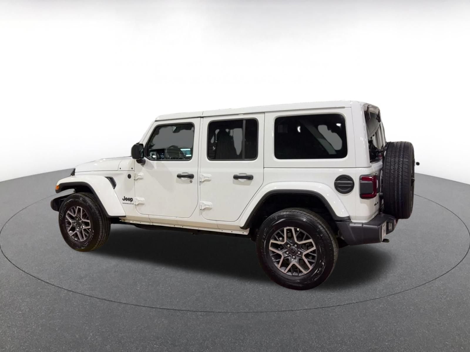Used 2025 Jeep Wrangler Unlimited Sahara AWD/4WD image 9