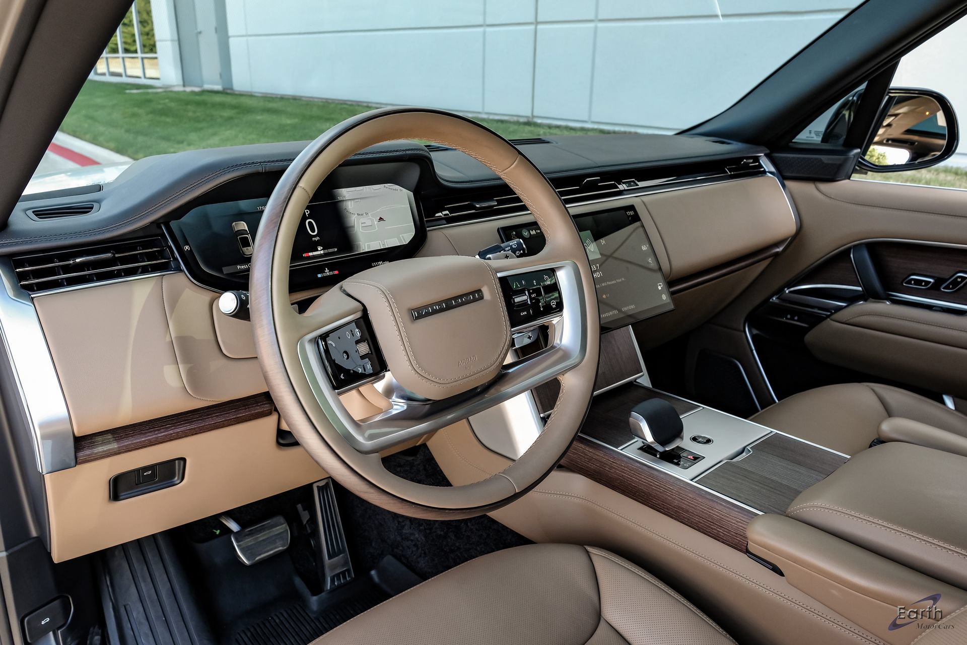 Used 2025 Land Rover Range Rover Autobiography AWD/4WD image 3