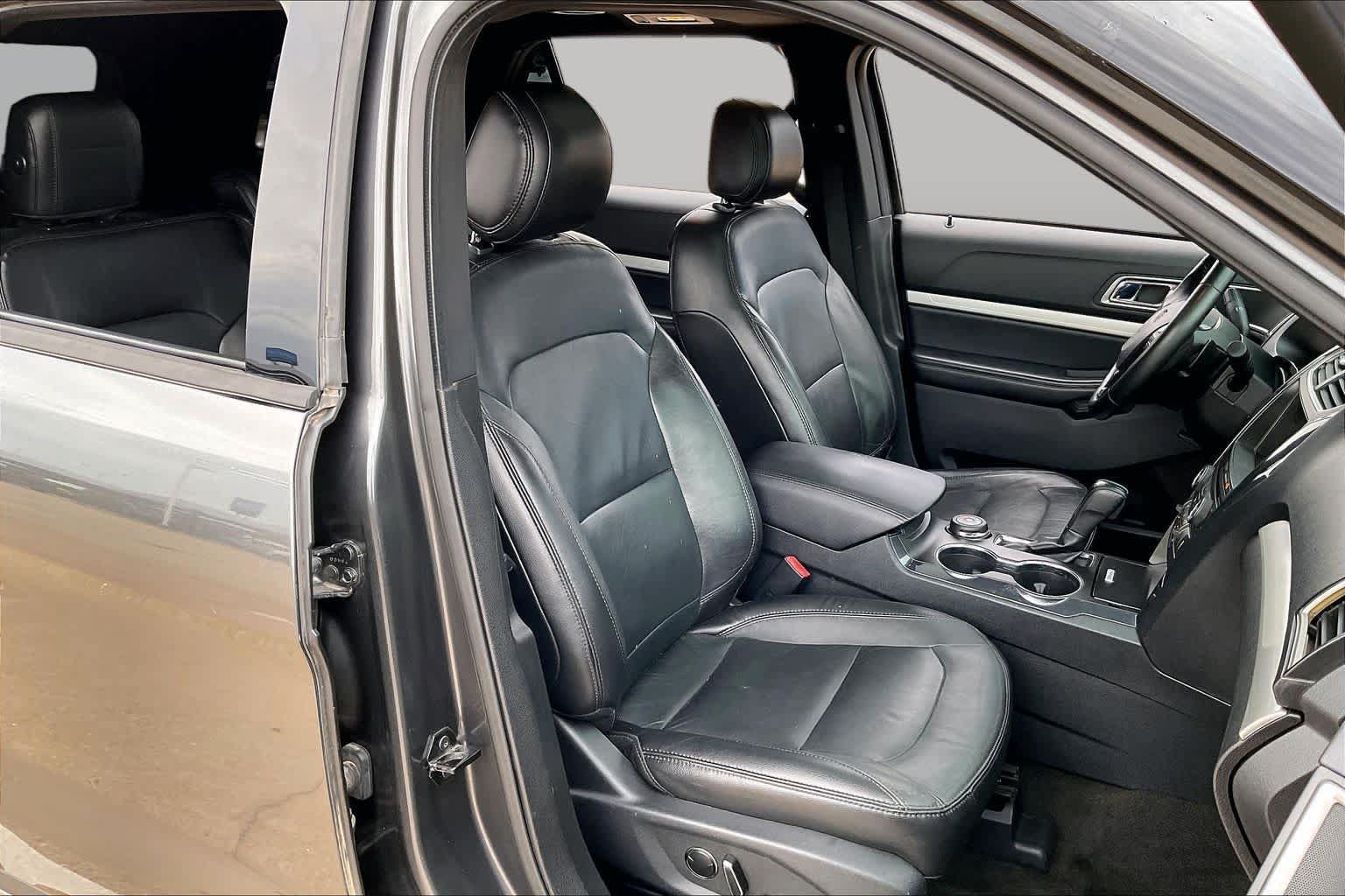 Used 2016 Ford Explorer XLT w/ Equipment Group 202A AWD/4WD image 9