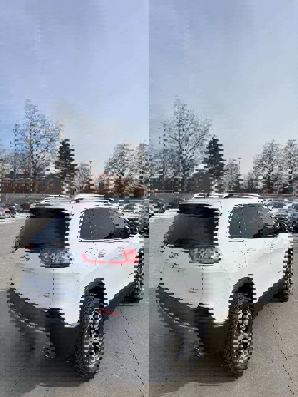 Used 2019 Jeep Cherokee Limited image 3