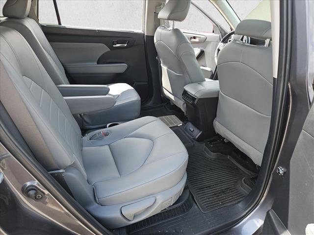 Used 2024 Toyota Highlander XLE AWD/4WD image 27