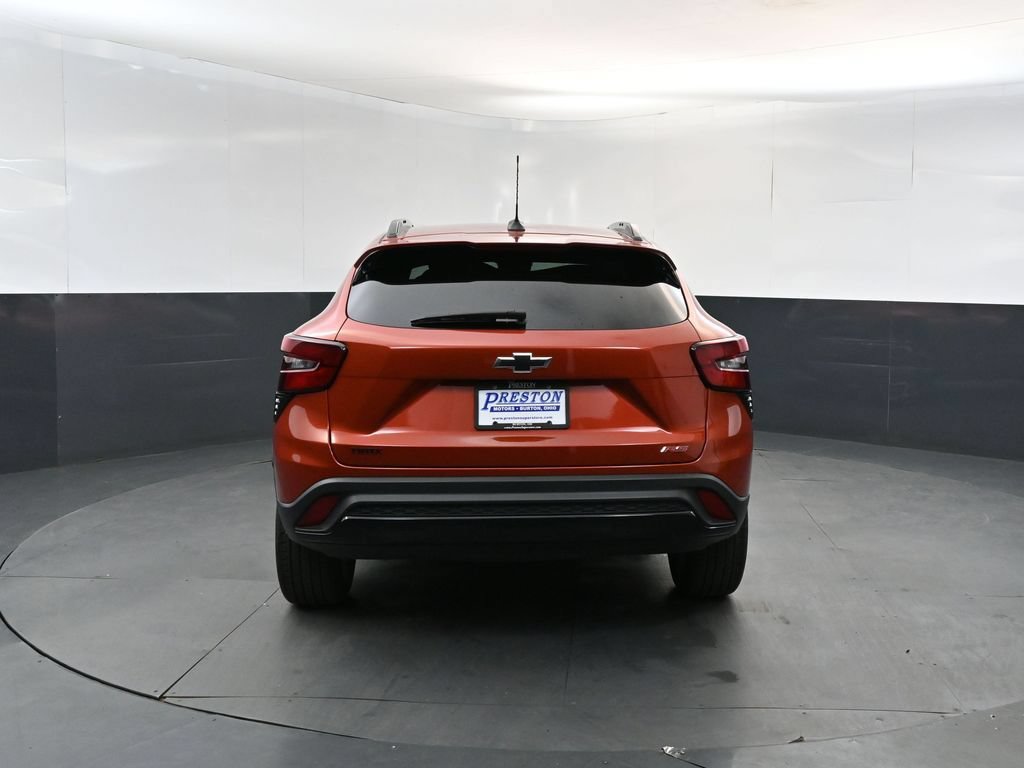 Used 2024 Chevrolet Trax RS w/ Sunroof Package FWD image 4