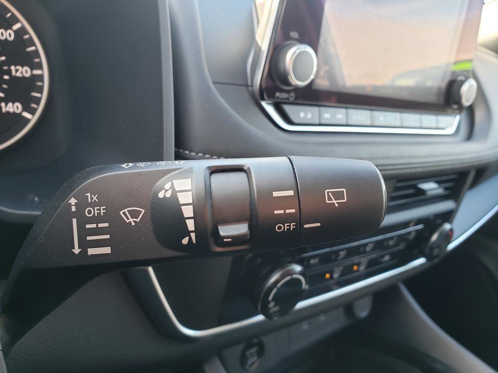 Used 2025 Nissan Rogue S image 37