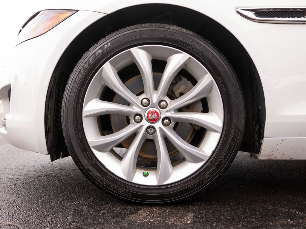 Used 2017 Jaguar XF Premium image 11