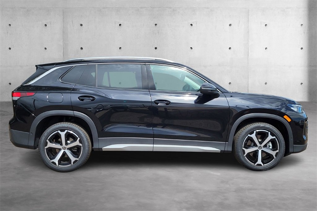 New 2025 Volkswagen Tiguan SE image 28