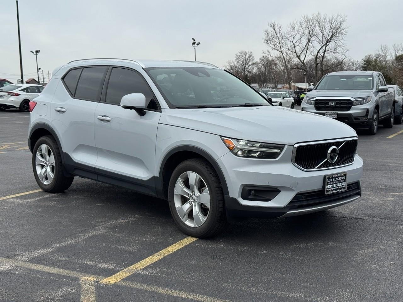 Used 2022 Volvo XC40 T4 Momentum image 2