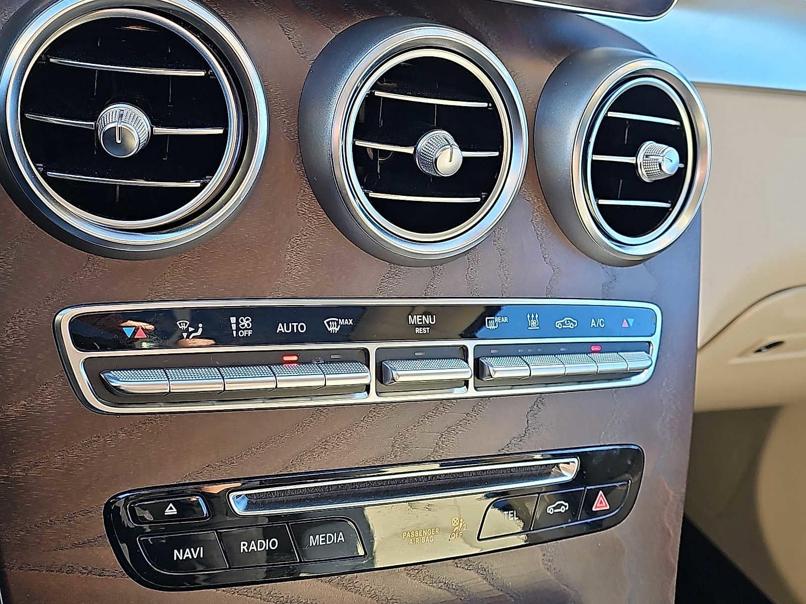 Used 2019 Mercedes-Benz GLC 350e 4MATIC image 18