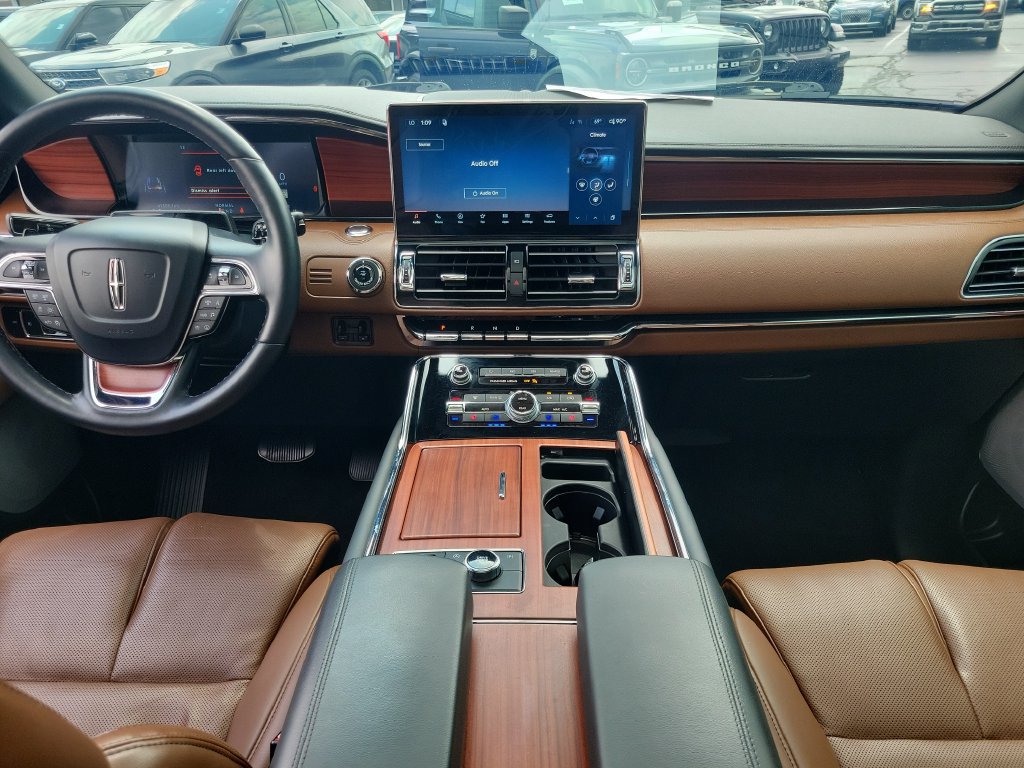 Certified 2024 Lincoln Navigator L Reserve AWD/4WD image 11