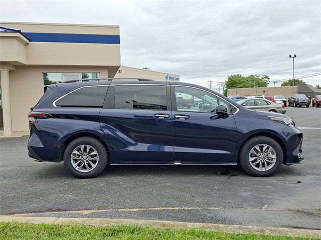 Used 2024 Toyota Sienna XLE image 7