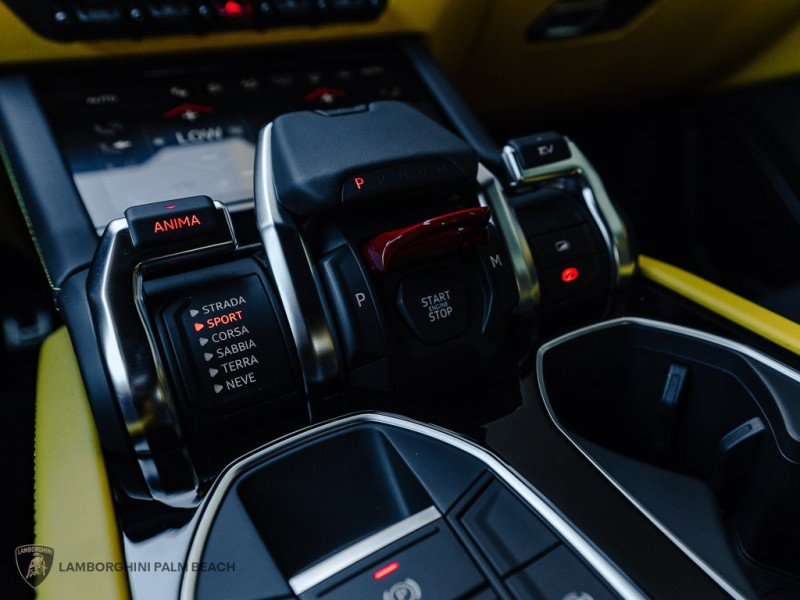 Used 2025 Lamborghini Urus SE AWD/4WD image 9