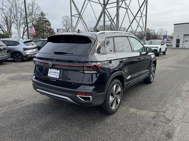 Used 2025 Volkswagen Taos SE w/ Panoramic Sunroof Package AWD/4WD image 5