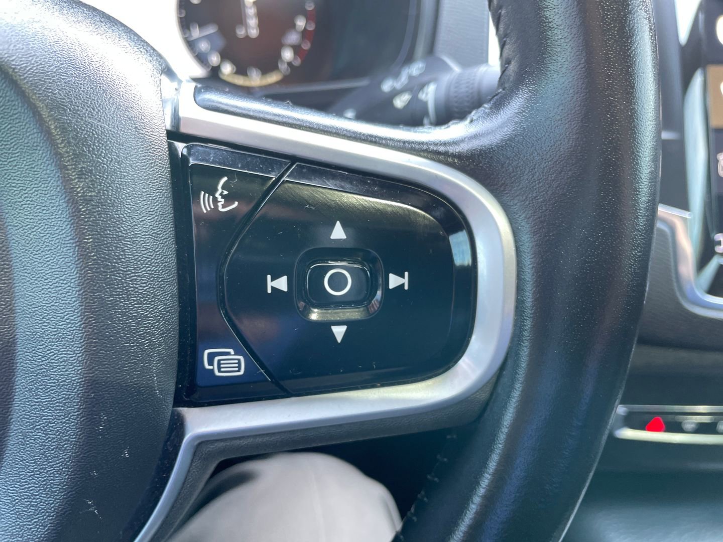 Used 2020 Volvo XC90 T6 Momentum w/ Protection Package Premier image 24