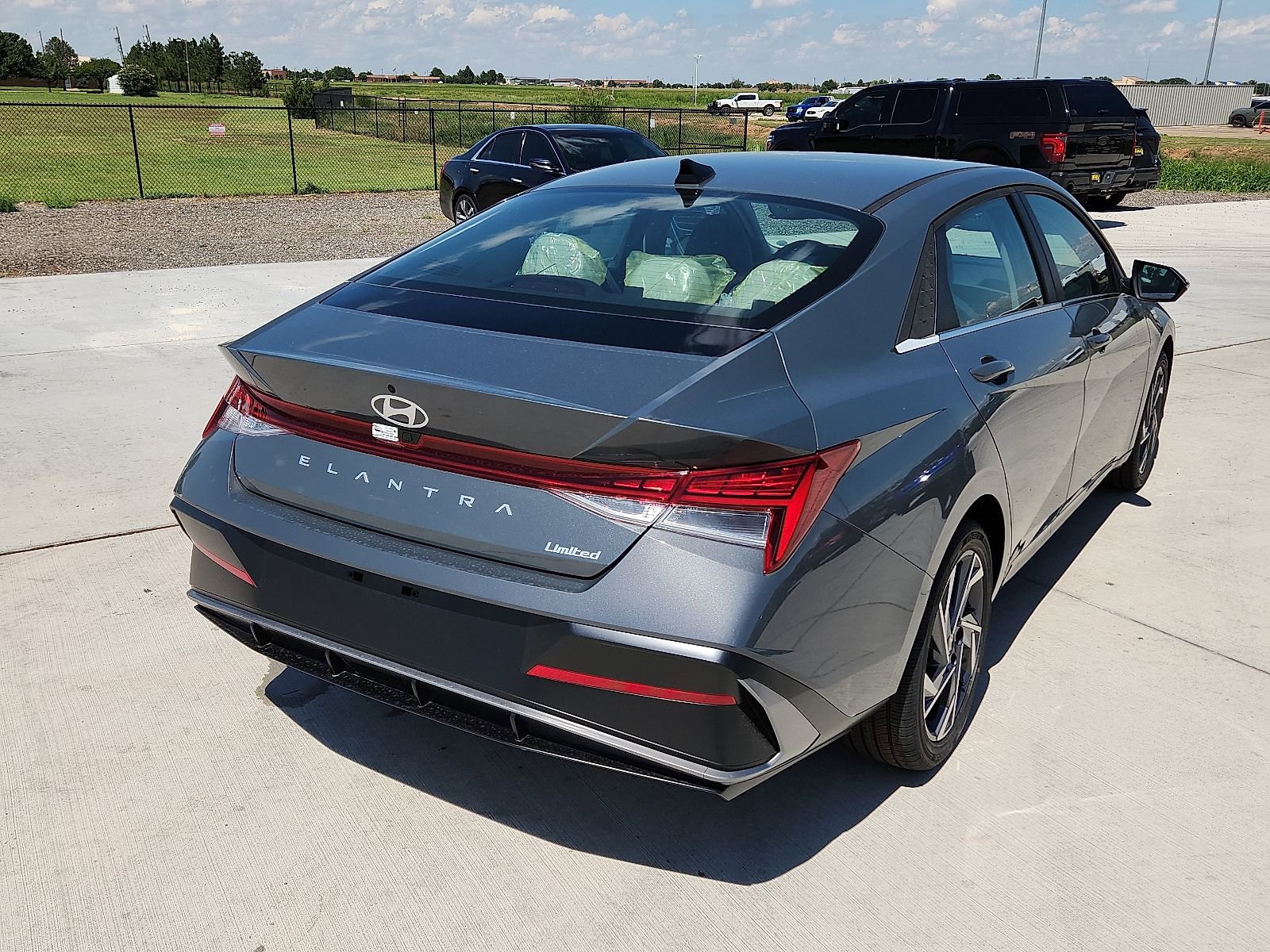 New 2025 Hyundai Elantra Limited FWD image 4