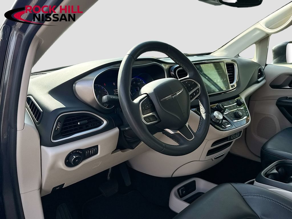 Used 2023 Chrysler Pacifica Touring-L FWD image 27