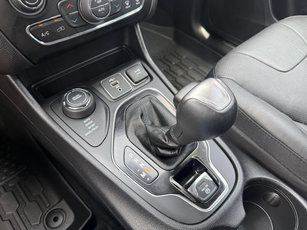 Used 2021 Jeep Cherokee Limited AWD/4WD image 40