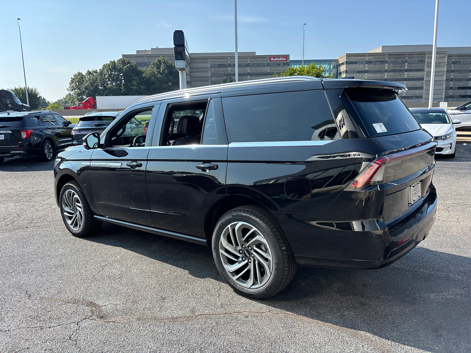 New 2027 Lincoln Navigator Reserve AWD/4WD image 5