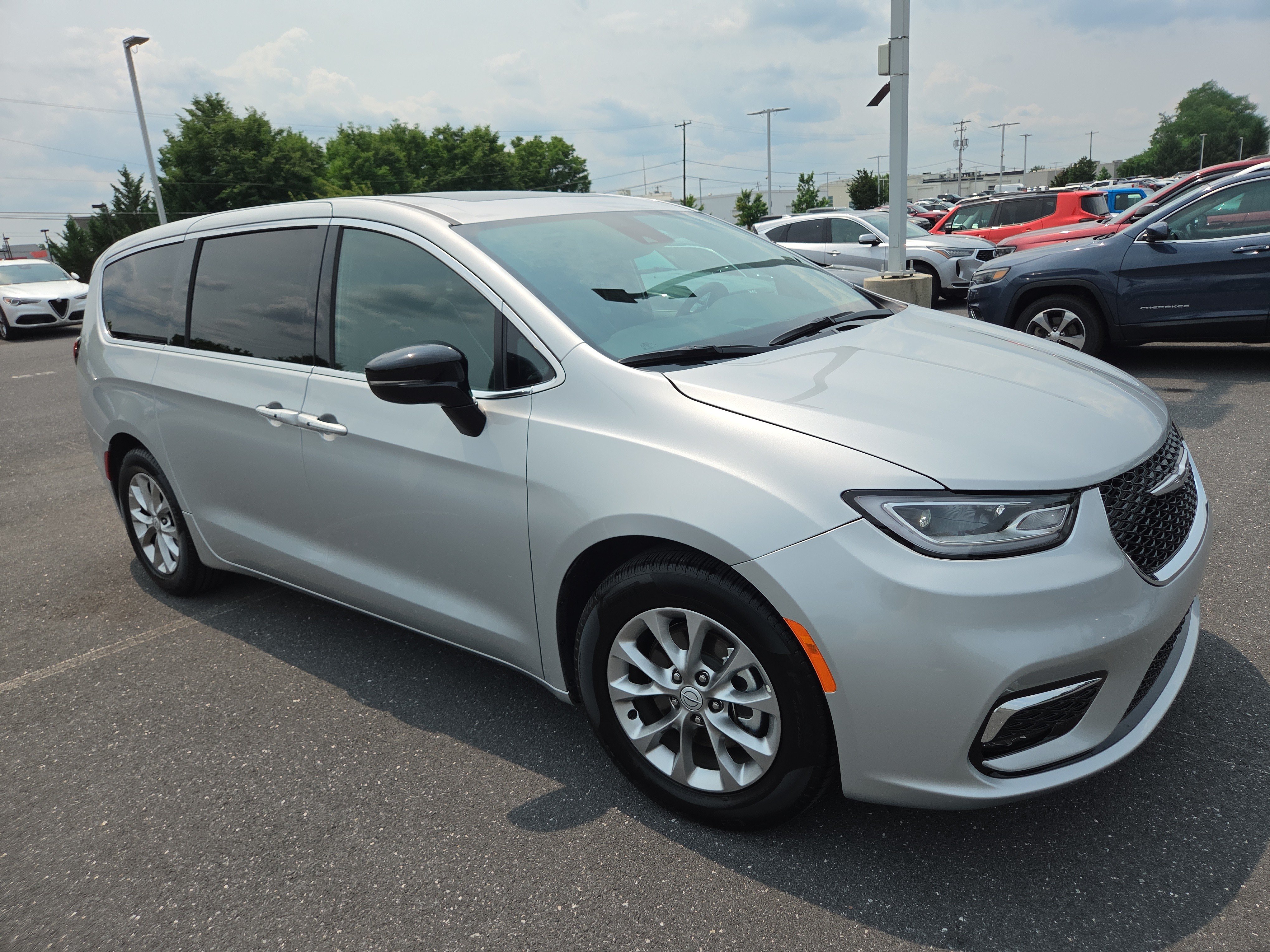 Used 2026 Chrysler Pacifica Limited FWD image 18