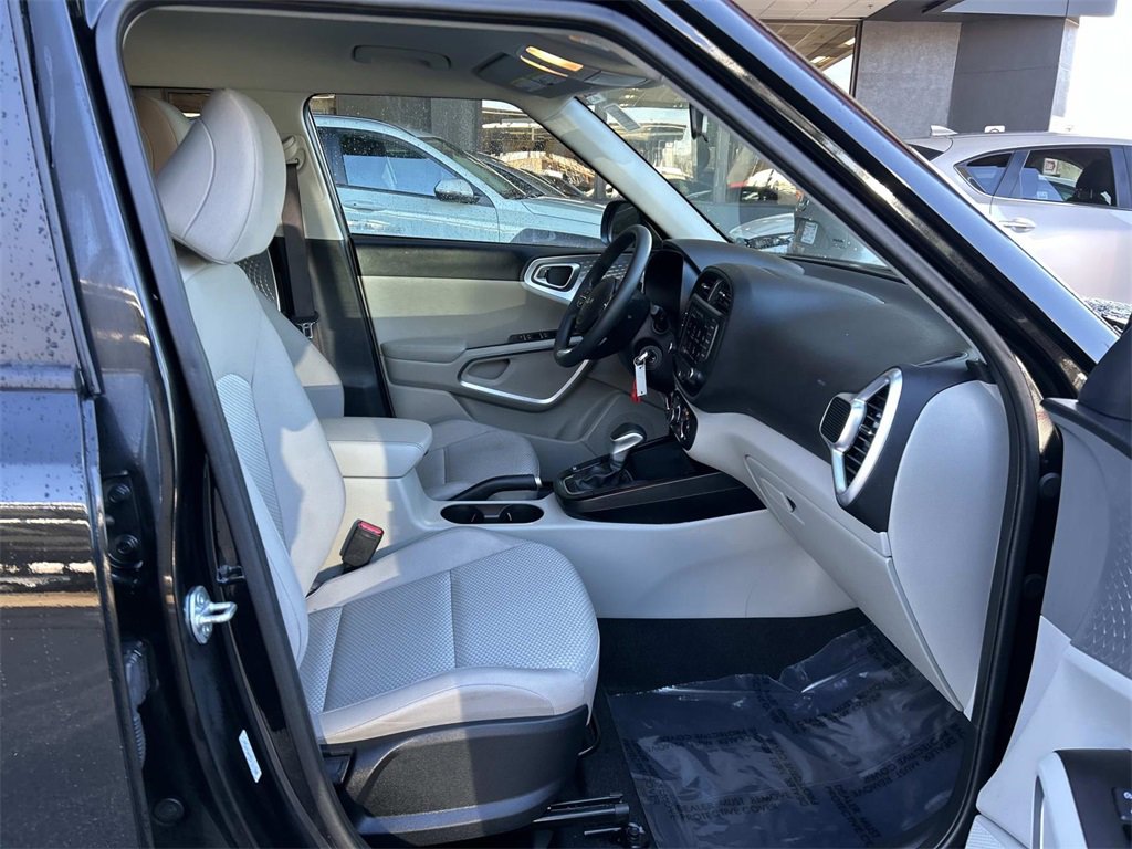 Used 2025 Kia Soul LX w/ LX Technology Package image 16