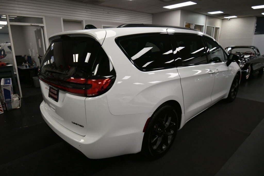 Used 2025 Chrysler Pacifica Limited FWD image 7
