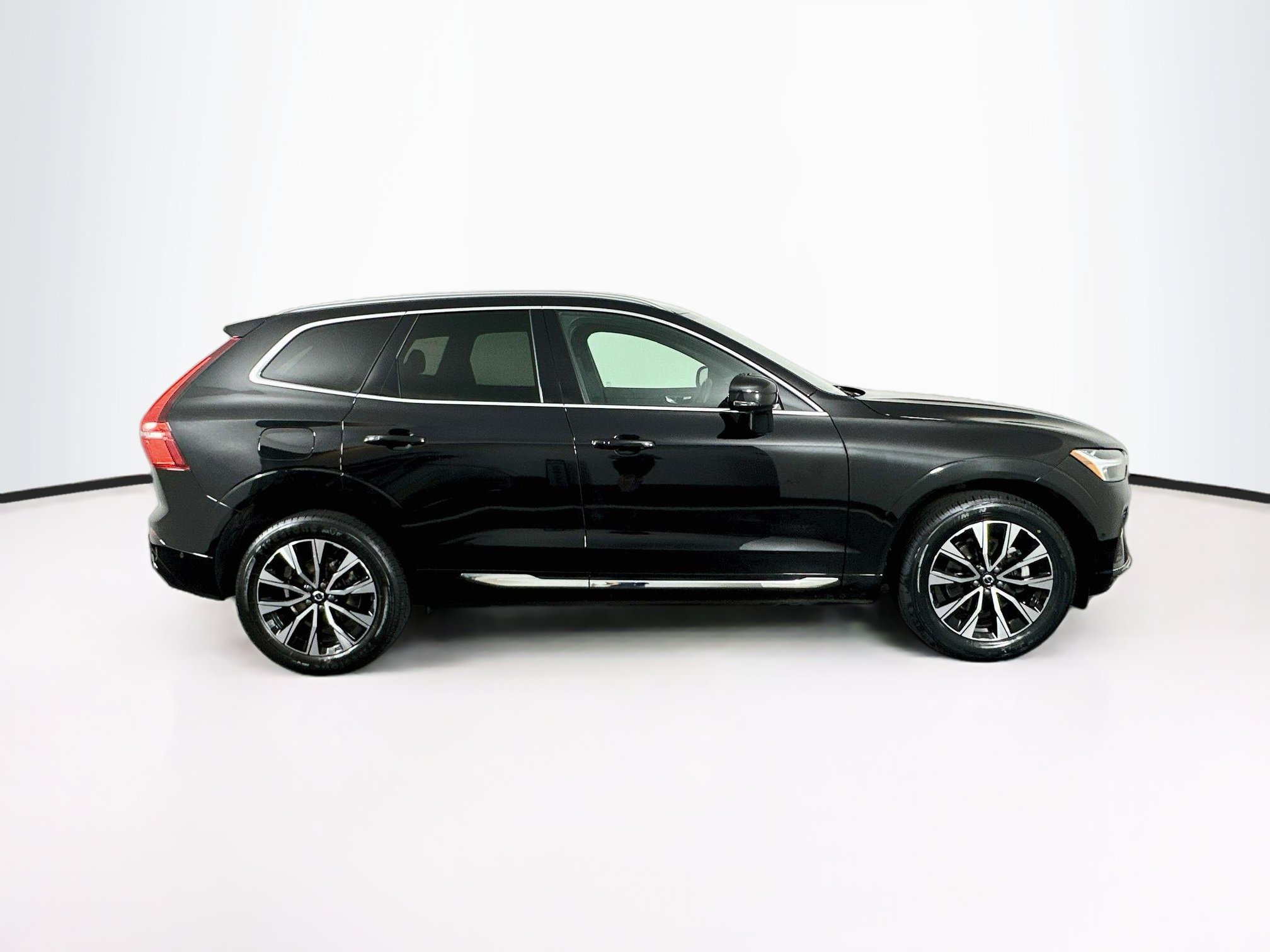 Used 2023 Volvo XC60 B5 Plus FWD image 10