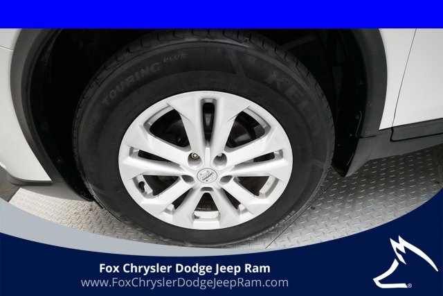 Used 2016 Nissan Rogue SV image 26