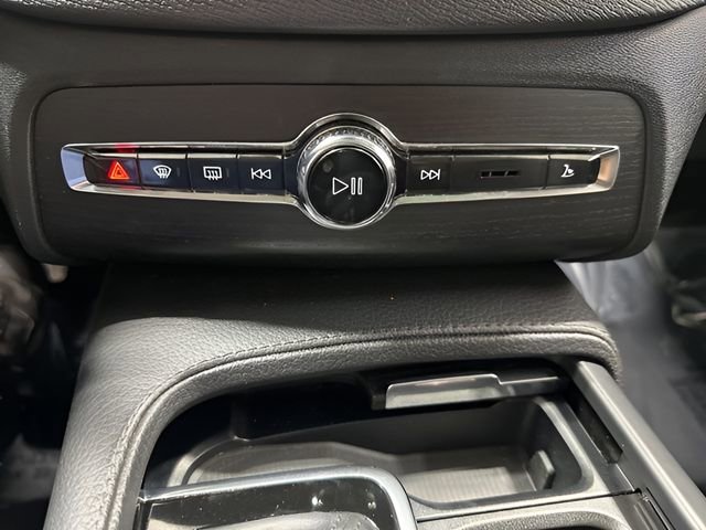 Used 2020 Volvo XC90 T6 Momentum w/ Protection Package image 27