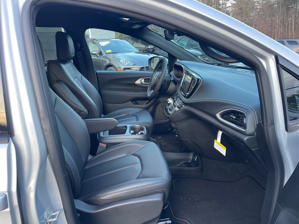 New 2023 Chrysler Pacifica Touring-L w/ S Appearance Package FWD image 15