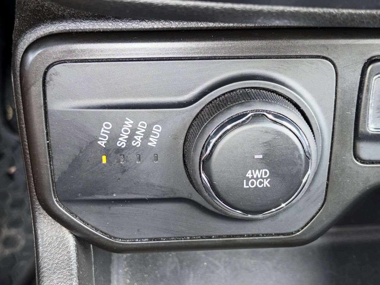 Used 2023 Jeep Renegade Latitude AWD/4WD image 6