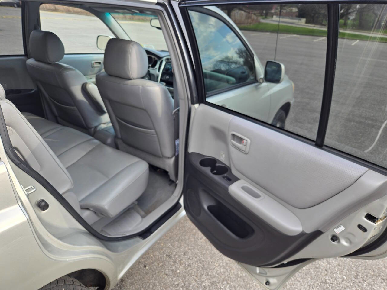 Used 2005 Toyota Highlander 2WD V6 w/ 3rd Row image 28