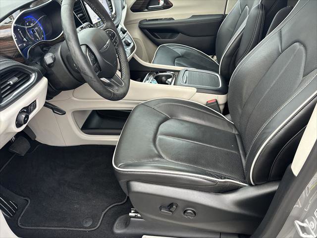 Certified 2024 Chrysler Pacifica Limited FWD image 9
