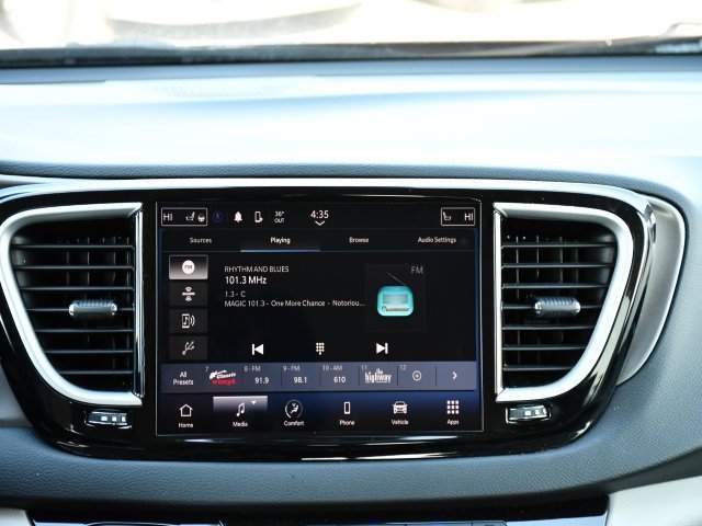 Used 2024 Chrysler Pacifica Touring-L image 30