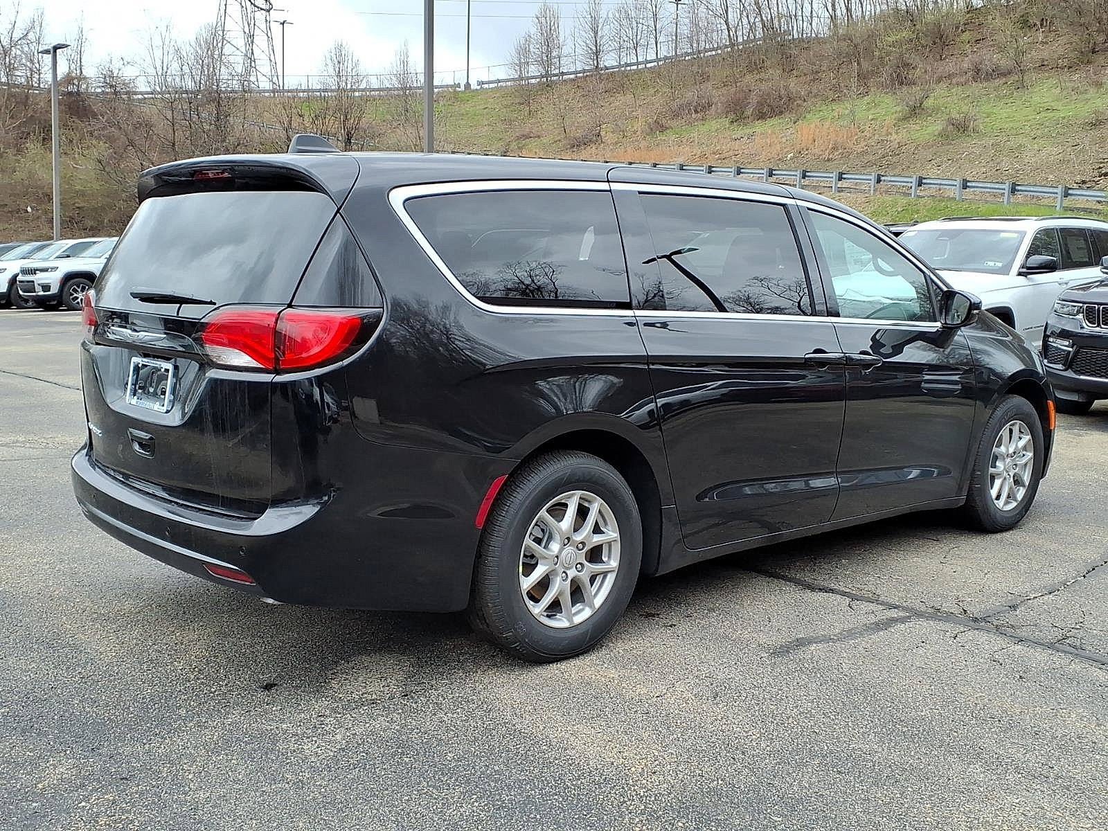 New 2026 Chrysler Voyager LX FWD image 4