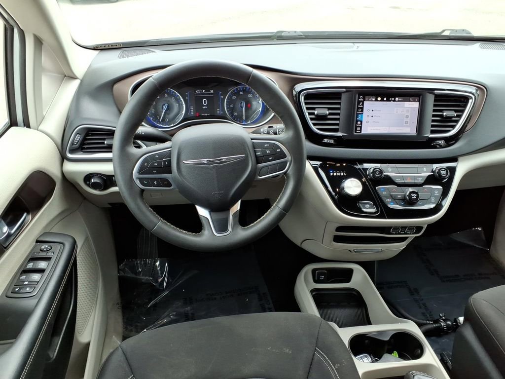 Used 2023 Chrysler Voyager LX image 9